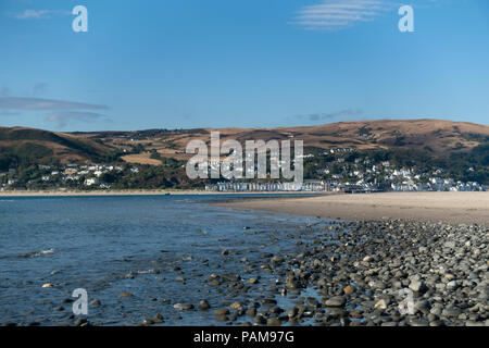 Eine Fernsicht auf Aberdyfi, während der trockenen Sommer 2018 genommen, vom Strand auf Ynys-las Nature Reserve. Stockfoto