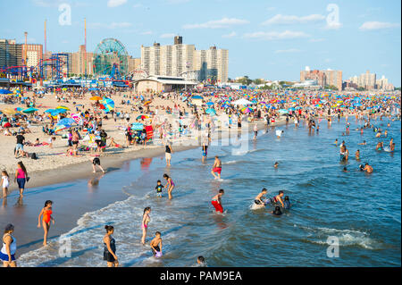 NEW YORK CITY - 20. AUGUST 2017: Blick auf Menschen mit einem Sommertag auf überfüllten Coney Island Strand und die Promenade. Stockfoto