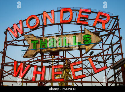 NEW YORK CITY - 20. AUGUST 2017: Die hellen Lichter der Wonder Wheel und Vergnügungspark auf Coney Island in Brooklyn Glühen vor Sommer Sonnenuntergang Himmel Stockfoto