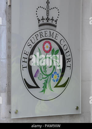 Ein Schild am Eingang zum Gebäude des Obersten Bundesgerichtes in Parliament Square, London. Stockfoto