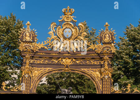 Detail einer Golden Gate auf den Place Stanislas Platz in Nancy, Frankreich. Stockfoto