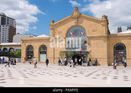 Nancy, Frankreich, 22. Juni 2018: Blick auf den Bahnhof Fassade an einem sonnigen Tag in Nancy. Stockfoto