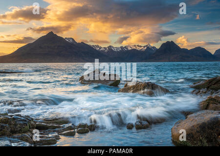 Cuillins Hügel über Loch Scavaig vom Strand von Elgol, Isle of Skye, innere Hybrides, Highland, Schottland, Großbritannien, Europa gesehen. Stockfoto