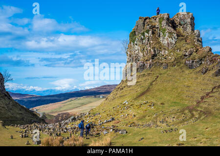 Die Fee (Fee) Glen in der Nähe von Uig. Eine bizarre und schöne Miniatur Landschaft der grasartigen, kegelförmigen Hügel auf der Insel Skye, Innere Hebriden, Scotl Stockfoto