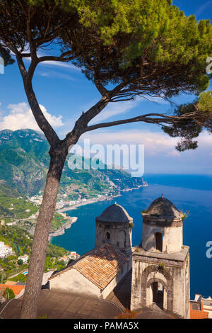 Blick über den Golf von Salerno aus Villa Rufolo in Ravello, Kampanien, Italien Stockfoto