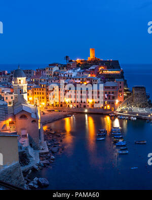 Dämmerung über Vernazza - eine der Cinque Terre, Ligurien, Italien Stockfoto