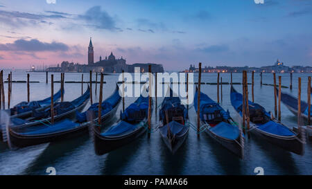 Vor Sonnenaufgang Licht über Gondeln und San Giorgio Maggiore, Venedig, Veneto, Italien Stockfoto