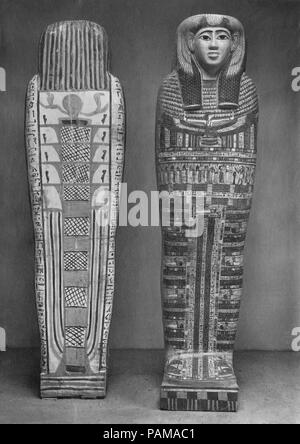 Innere Sarg von Ankhshepenwepet. Abmessungen: L 188 cm (74 in). Dynastie: Dynasty 25. Datum: Ca. 712-664 v. Chr.. Der Sänger der Residenz des Amun, Ankhshepenwepet, wurde in einem Grab im Revier der Tempel der Hatschepsut in Deir el-Bahri begraben. Die Beerdigung war geplündert und keine Spuren waren ihrer Mumie, die in der inneren Sarg gelegt worden wäre. Die inneren Sarg von Ankhshepenwepet hat eine neue Form, die während der dynastie 25 entwickelt wurde. Es ist breiter, mit eckigen Schultern und einer übergroßen Kopf. Auf dem Kopf trägt sie ein Lappet Perücke (die Haare blau lackiert) und ein Geier Kopfschmuck für Stockfoto