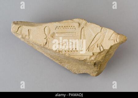 Relief Fragmente aus den Henenu Stela. Abmessungen: L 18,2 cm (7 3/16 in.); W. 7 cm (2 3/4 in.); D. 8.6 (3 3/8 in.). Dynastie: Dynasty 11. Herrschaft: Herrschaft von Mentuhotep II., Ende. Datum: Ca. 2030-2000 v. Chr.. Museum: Metropolitan Museum of Art, New York, USA. Stockfoto