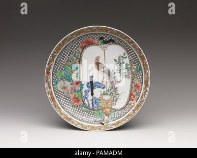 Schale mit Vögel und Blumen auf dem Lüfter. Kultur: China. Abmessungen: Durchm. Von rim: 7 7/8 in. (20 cm). Datum: Ca. 1730-50. Die Überlagerung von Designs auf dieses Gericht zeigt das dichte und präzise Dekoration, die die Kunst des Qianlong Periode in China verkörpert. Ein kurzer Griff Ventilator mit einem Vogel auf einem blühenden Zweig thront füllt das Zentrum der kleinen Platte. Der Ventilator wird über große Blüten in Rosa und Grün, gegen einen grünen Hintergrund der kleineren Blüten in Schwarz (Silber) und Weiß, lackiert. Die weiteren Ausführungen auf die Ränder des Lüfters und der Rand der Platte sind als Stockfoto