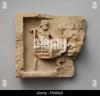 Fragment einer Kalkstein Relief mit thront Paar. Kultur: Griechisch, Italienisch, tarentine. Maße: Gesamt: 13 x 14 1/4 x 3 3/4 in. (33 x 36,2 x 9,5 cm). Datum: 4.-3.Jh. v. Chr.. Die Szene besteht aus drei Fragmente kann symbolisieren die Reise des Verstorbenen in die Unterwelt. Auf der linken Seite, 1996.151.1, Hades und Persephone thront; in der Mitte, 1996.151.2, der stehenden Figur kann Orpheus, und nach rechts, 1996.305, Hermes, der die Seelen der Toten in den Hades führte, nimmt die Hand einer Frau in einem Chiton gekleidet, mit ihren Mantel (himation) über den Kopf gezogen und um h Stockfoto