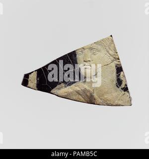 Glas cameo Plakette Fragment. Kultur: Roman. Maße: Gesamt: 1/4 x 2 3/8 in. (0,7 x 6 cm). Datum: 1. Jh. N.CHR.. Translucent deep purple mit Deckweiß Overlay. Flache Unterseite; leicht wellige Oberfläche mit relief Dekoration; kleiner Teil der linken Rand mit abgerundeten oberen Lippe. In der Entlastung in Weiß, Leiter der Abbildung nach links gedreht, mit langem, gewelltes Haar verbergen korrekten linken Ohr tragen Tunika in breiten Streifen über die Schultern; hinter die linke Schulter Teil der nicht identifizierten Objekt; der Abbildung nach links, die Teil einer langen Personal. Gebrochen an drei Seiten mit verwitterten Kanten; viele interne Zugentlastung Stockfoto