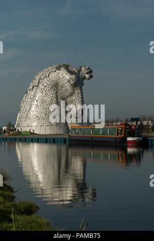 Die ikonischen Aufbau Digital Skulptur von Andy Scott Formen ein Gateway zu der Forth-and-Clyde-Kanal Becken an Helix Park in der Nähe von Falkirk, Schottland, Großbritannien Stockfoto