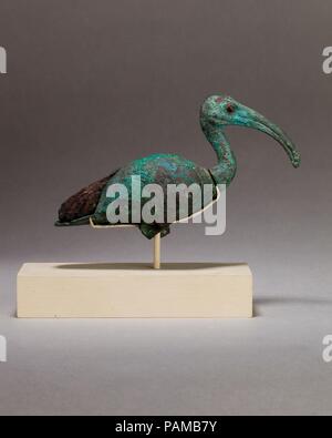 Ibis. Abmessungen: H.9cm (3 9/16 in.); W. 4,4 cm (1 3/4 in.); L.14,6 cm (5 3/4 in.). Datum: 664-30 v. Chr.. Das ibis war heilig, Thoth, der Gott der Weisheit, der Scribal Funktionen, und lernen. Darstellungen der ibis in Kupfer Legierung sind einige der zahlreichen heiliges Tier Statuetten, neben die Katze, Falcon, und Apis Stier. Die Prävalenz der ibis während des ersten Jahrtausends v. Chr., und die Attraktivität der tierischen Kult im Allgemeinen, können auch in den Tausenden von Überlebenden ibis Mumien, die in tierischen Nekropolen (Katakomben) überall in Ägypten angeboten wurden, gesehen werden. Das Hotel besteht aus mehreren Stockfoto