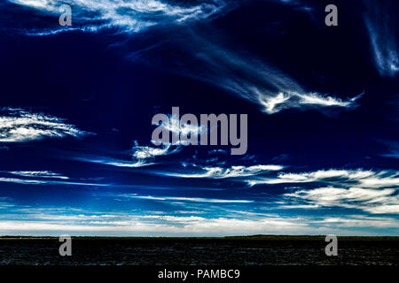 Eine pulsierende und lebendige Sky cloudscape mit weißem wispy Cirrus Wolken in einem dunkelblauen Himmel. Schönheit in der Natur. New South Wales, Australien. Stockfoto