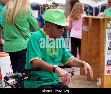 Ein Mann auf seinem Wanderer sitzt, erscheint bei der jährlichen St. Patrick's Day Block Festival in Corpus Christi, Texas USA zu Ruhe. Stockfoto