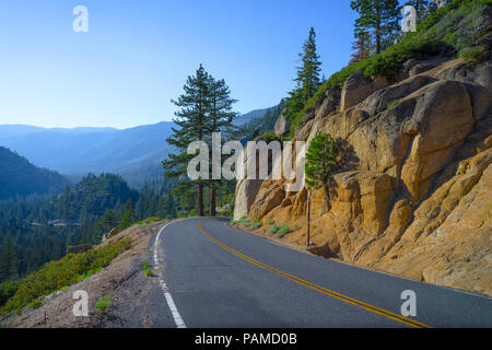 Eine hohe elevation Abstieg und die Kurve in der Straße-Highway 108, Kalifornien Stockfoto