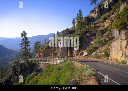 Freiliegende Berg Straße Kurve - Nachmittag auf der Autobahn 108, Kalifornien Stockfoto