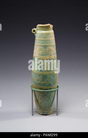 Biconical alabastron mit Zonen der bichrome Dekoration mit floralen Elementen, Tänzer, und Bes-Figuren. Abmessungen: H. 11,8 × größte Diam. 3,1 cm (4 5/8 x 1 1/4 in.). Datum: 332-30 v. Chr.. Die Felge ist weg gebrochen, aber der Körper Dekoration erhalten. Register von Girlanden, ein Weinstock (?) Muster und Rosetten, werden durch zwei figuralen Register gefolgt. Die oberen Registern zeigt Figuren mit schulterlange Haar auf der Rückseite gewellt und tragen lange fließende Gewänder. Sie scheinen zu Tanzen oder Laufen. Die untere figuralen Registrieren zeigt Figuren mit Federn, breite Gesichter, und Schwänze - Appa Stockfoto