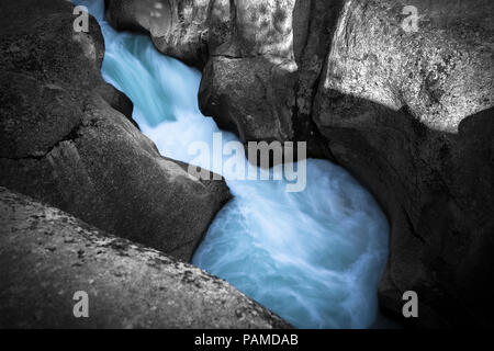 Closeup Abschnitt der hetzenden Stanislaus River, in der Nähe der Säulen der Riesen-Highway 108 am Straßenrand, Kalifornien Stockfoto