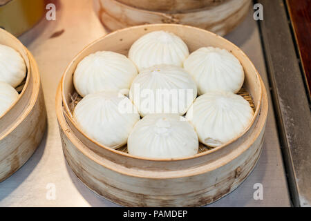 Dim Sum Knödeln traditionelle Brötchen im Bambus Dampf Container. Stockfoto