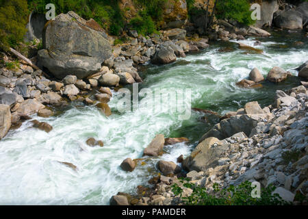 Luftaufnahme des Merced River Wildwasser Stromschnellen und grüner Pool - Yosemite National Park Stockfoto