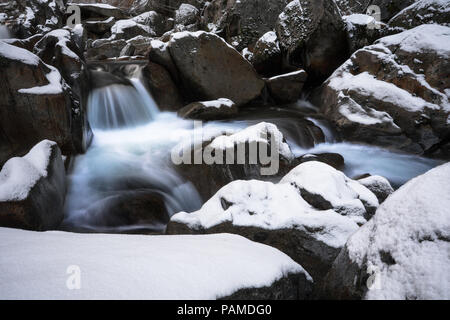 Eine kleine winter Kaskade in der Nähe der Basis der verschneiten Carlon fällt, ein Wanderweg im südlichen Teil von Yosemite National Park. Stockfoto