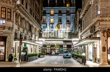 Das Savoy Hotel bei Nacht London UK Stockfoto