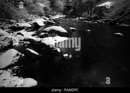 Schnee bedeckten Ufer auf South Fork der Tuolumne River, nur außerhalb der Yosemite Nationalpark Stockfoto