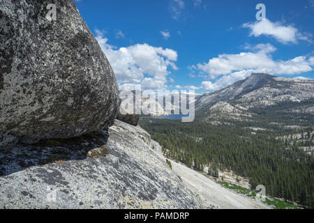 Platten aus Granit auf Tenaya Lake See, in der Nähe der Olmsted Point - Yosemite National Park Stockfoto