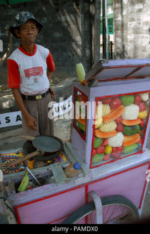 Mann, der geschälte und geschnittene Früchte verkauft, Yogyakarta, Indonesien. Stockfoto