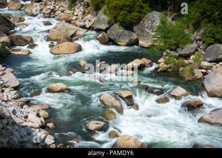 Felsige Landschaft und Hetzende türkis Stromschnellen der Merced River im kalifornischen Yosemite Nationalpark Stockfoto