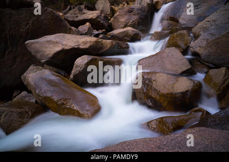 Mini Wasserfällen entlang der Nebel Weg, in der Nähe von Vernal Falls - Merced River, Yosemite Nationalpark Stockfoto