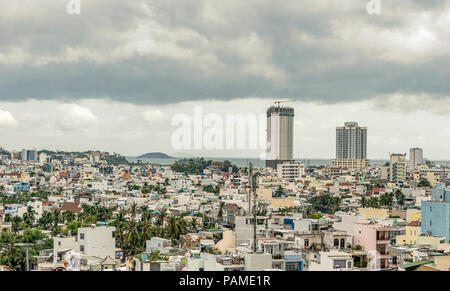 Ein Blick über die Stadt Nha Trang, die Küstenstadt und Hauptstadt der Provinz Khánh Hòa, Vietnam. Stockfoto