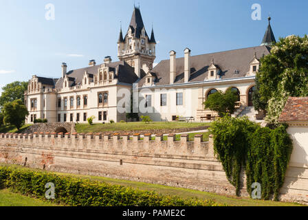 Schloss Grafenegg in Niederösterreich ist das bekannteste Beispiel des romantischen Historismus in Österreich und ist ein beliebtes Touristenziel Stockfoto