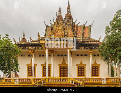 Fassade der großen buddhistischen Tempel Wat IntNhean genannt Wat Krom mit all seinen Ornamenten in Sihanoukville, auch als Kampong Som, Kambodscha bekannt. Stockfoto