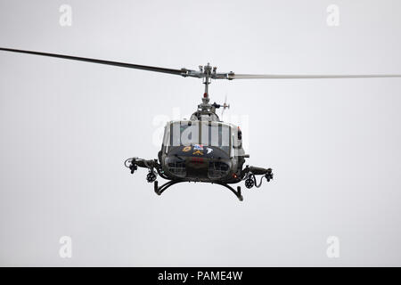 Peru, Indiana, USA - Juli 21, 2018 militärische Hubschrauber macht eine Fliege durch im Circus City Festival Parade Stockfoto