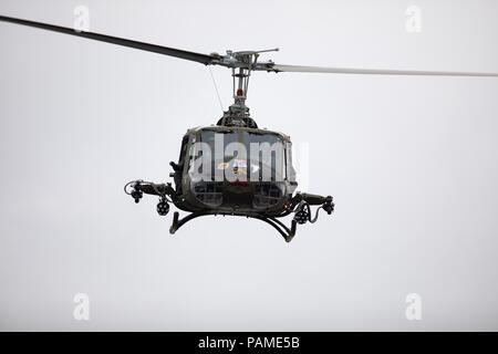 Peru, Indiana, USA - Juli 21, 2018 militärische Hubschrauber macht eine Fliege durch im Circus City Festival Parade Stockfoto