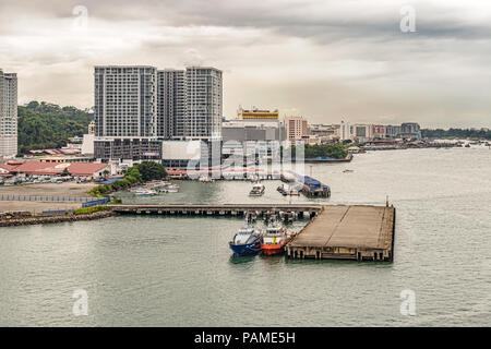 Kota Kinabalu, Malaysia - Dec 21, 2017: Hafen und die Skyline der Stadt entlang der Küste in Kota Kinabalu, nördlichen Borneo, Malaysia. Stockfoto