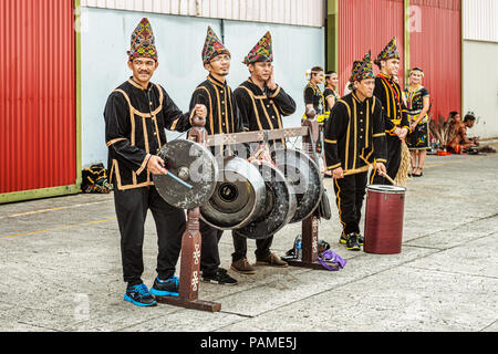 Kota Kinabalu, Malaysia - Dec 21, 2017: Mann und Frau in traditioneller Kleidung spielen lokale Instrumente in Kota Kinabalu in Sabah im Norden Borneos, Stockfoto