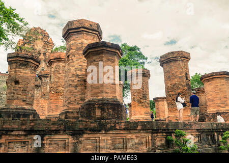 Nha Trang, Vietnam - Dec 23, 2017: Touristen besuchen Po Nagar Cham Türme, der Nordturm Thap Urs in Nha Trang, Vietnam. Stockfoto