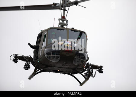 Peru, Indiana, USA - Juli 21, 2018 militärische Hubschrauber macht eine Fliege durch im Circus City Festival Parade Stockfoto