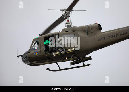 Peru, Indiana, USA - Juli 21, 2018 militärische Hubschrauber macht eine Fliege durch im Circus City Festival Parade Stockfoto