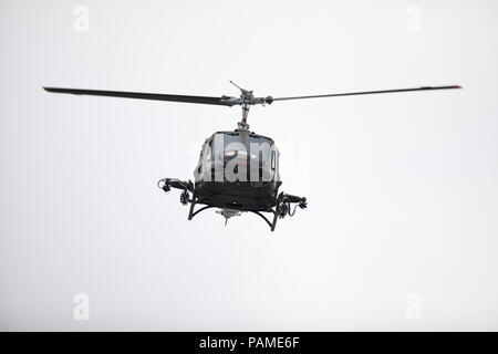 Peru, Indiana, USA - Juli 21, 2018 militärische Hubschrauber macht eine Fliege durch im Circus City Festival Parade Stockfoto