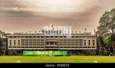 Ho Chi Minh, Vietnam - Dec 24, 2017: Touristen, die Unabhängigkeit Palast, auch als Palast der Wiedervereinigung bekannt. Es war das Haus und Arbeitsplatz des P Stockfoto