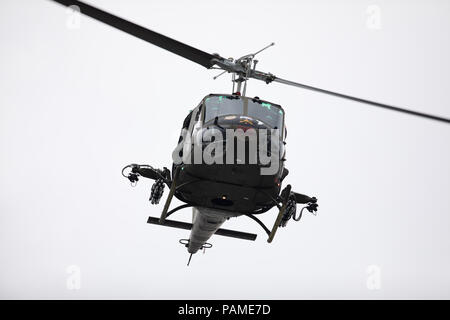 Peru, Indiana, USA - Juli 21, 2018 militärische Hubschrauber macht eine Fliege durch im Circus City Festival Parade Stockfoto