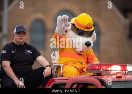 Peru, Indiana, USA - Juli 21, 2018 Sparky das Maskottchen der Mexiko Feuerwehr im Circus City Festival Parade Stockfoto