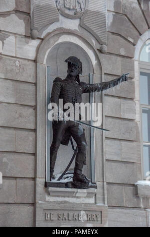 Statue von Oberstleutnant Charles-Michel de Salaberry d'lrumberry (1778-1829) auf das Parlament Gebäude zwischen 1877 und 1886 gebauten Häuser t Stockfoto