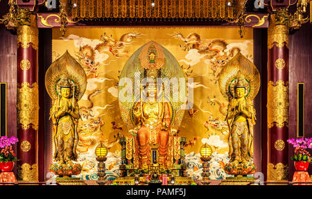 Statuen im Gebet Halle in den Buddha Zahns Tempel und Museum in Singapur. Stockfoto