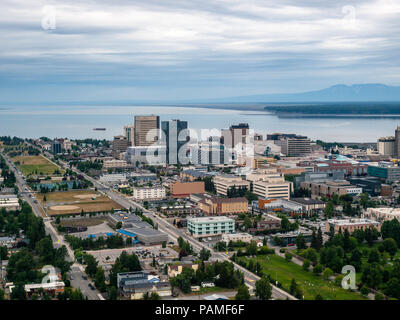 Luftaufnahme von der Innenstadt von Anchorage, Alaska (AK). Ansicht wird in der NW. Knik Arm und Cook Inlet haben einige der höchsten Gezeiten der Welt. Sommer Stockfoto